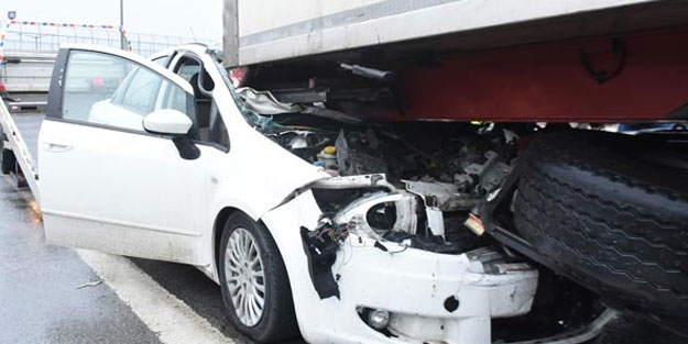 Korkunç kaza! 160 km hızla TIR'ın altına girdi