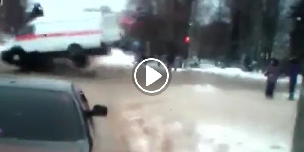 Korkunç kaza! Ambulansın içindekiler yola savruldu!