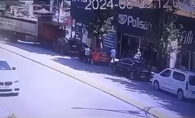 Korkunç kaza anbean kamerada! Freni boşalan kamyon dehşet yaşattı