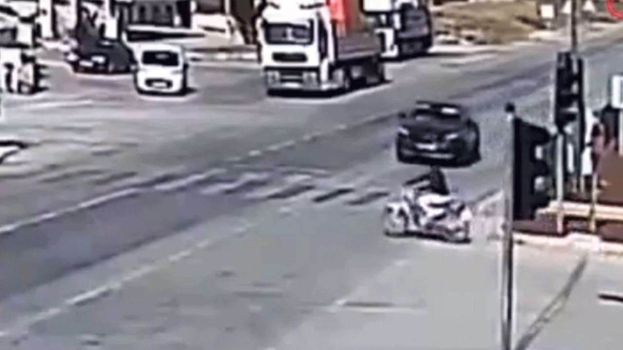 Korkunç kaza anbean kaydedildi! Kavşakta göz göre göre çarpışma
