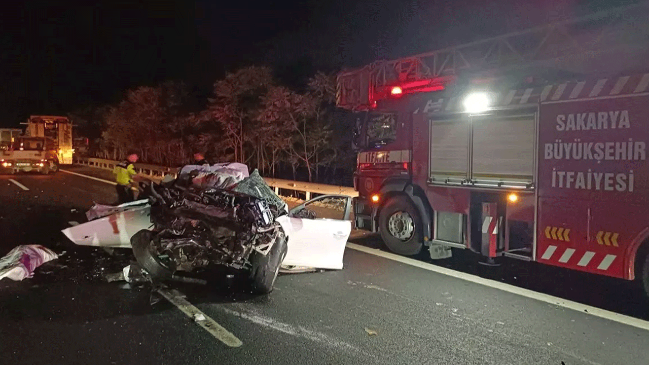 Korkunç kaza! Araç kağıt gibi ezildi