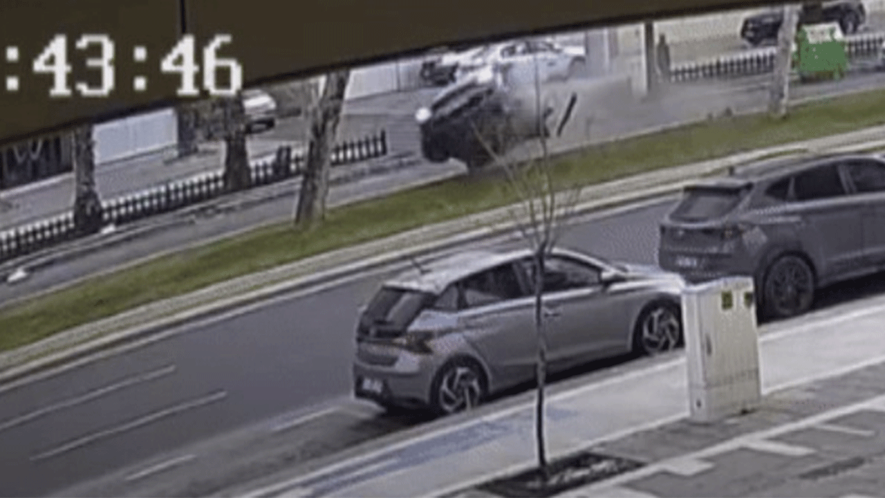 Korkunç kaza: Direksiyon hakimiyetini kaybeden araç ağaca böyle çarptı!