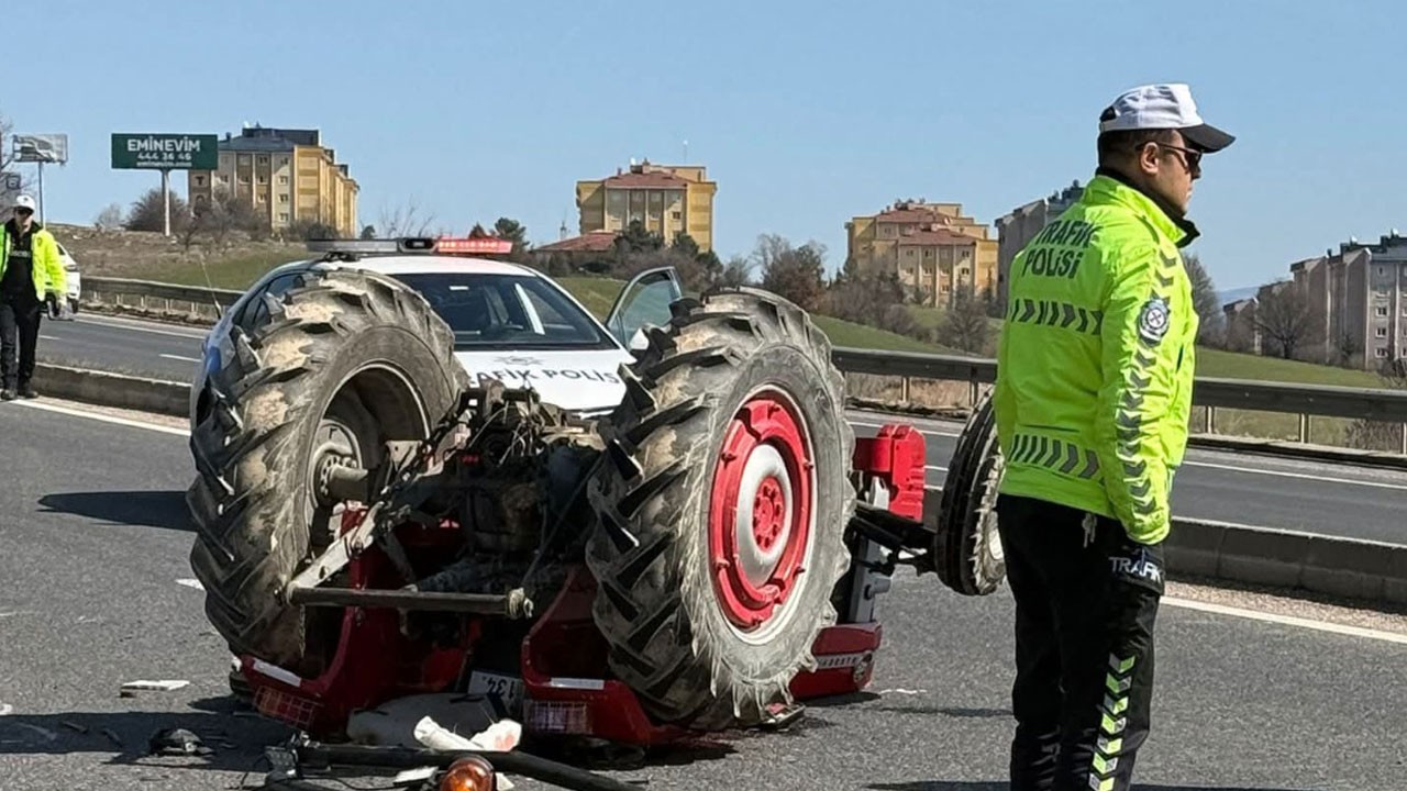 Korkunç kaza! Elektrik direği yüklü traktör devrildi