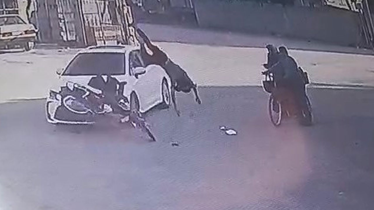 Korkunç kaza! Havaya savrulan motosikletli yaşlı çiftin üstüne uçtu