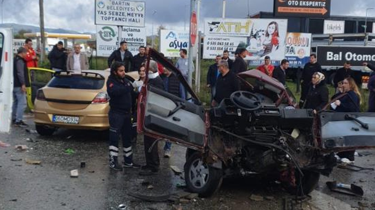 Korkunç kaza kamerada! Araç ikiye bölündü