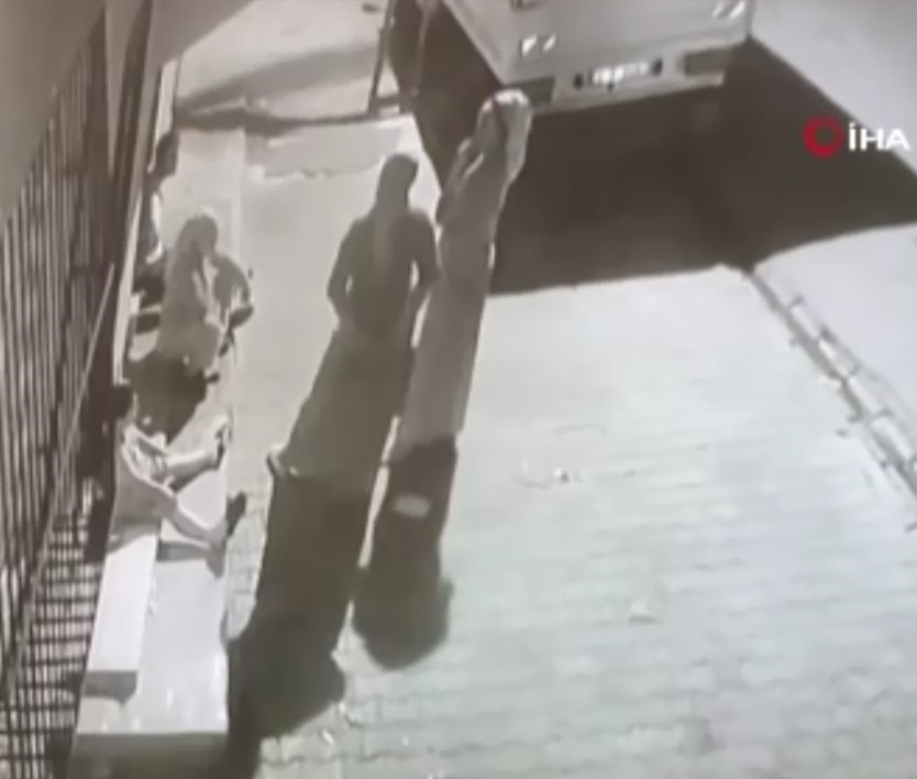 Korkunç kaza kamerada! Evin önünde oturan aileyi biçti