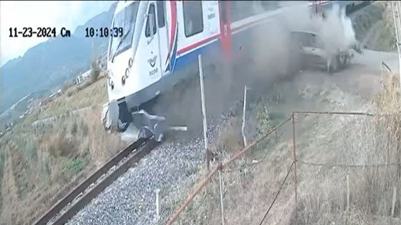 Korkunç kaza kamerada! Yolcu treniyle otomobil çarpıştı