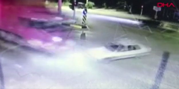 Korkunç kaza kameralara yansıdı! Tır otomobile çarptı, 2 arkadaş hayatını kaybetti