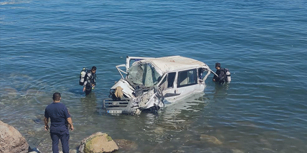 Korkunç kaza! Minibüs Van Gölü'ne uçtu