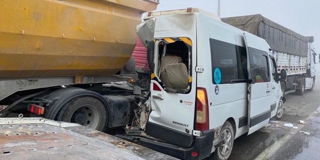 Korkunç kaza! Öğrenci servisinin de karıştığı zincirleme kazada 18 öğrenci yaralandı