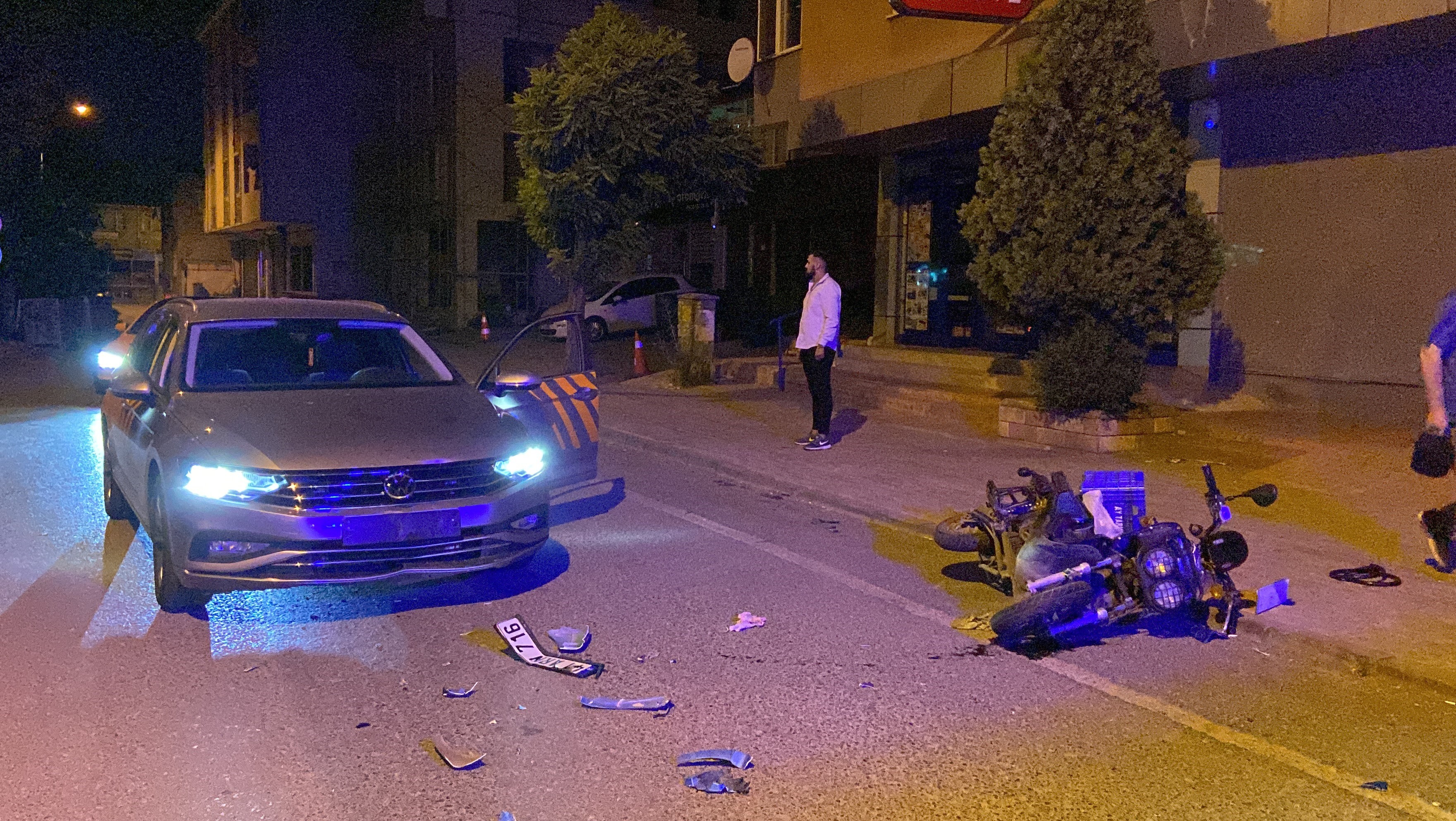 Korkunç kaza! Otomobil ile motosiklet kafa kafaya çarpıştı