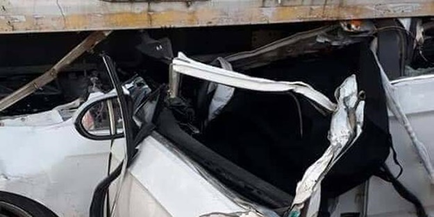 Korkunç kaza! Otomobil TIR'ın altına girdi