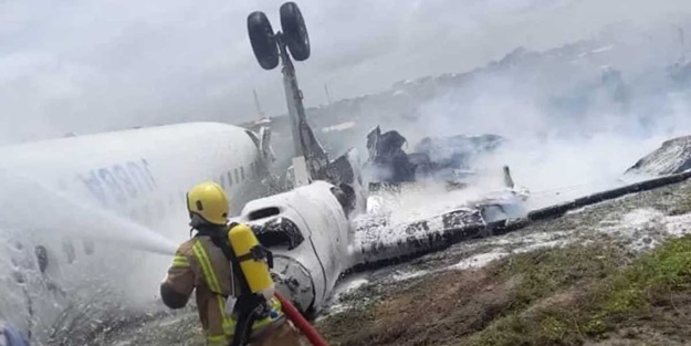 Korkunç kaza! Pistten çıkan uçak takla...