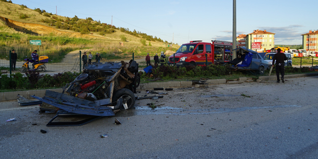 Korkunç kaza! Refüje çarpan otomobil ikiye ayrıldı