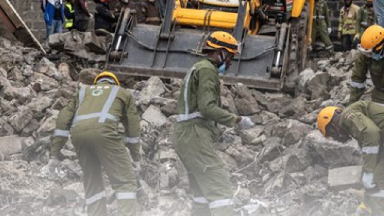 Korkunç kaza! Uçak binaya çarptı, Jet enkaz yığınına döndü! 6 kişi hayatını kaybetti