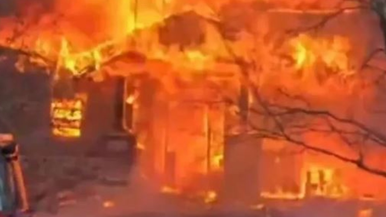 Korkunç kaza! Uçak eve daldı