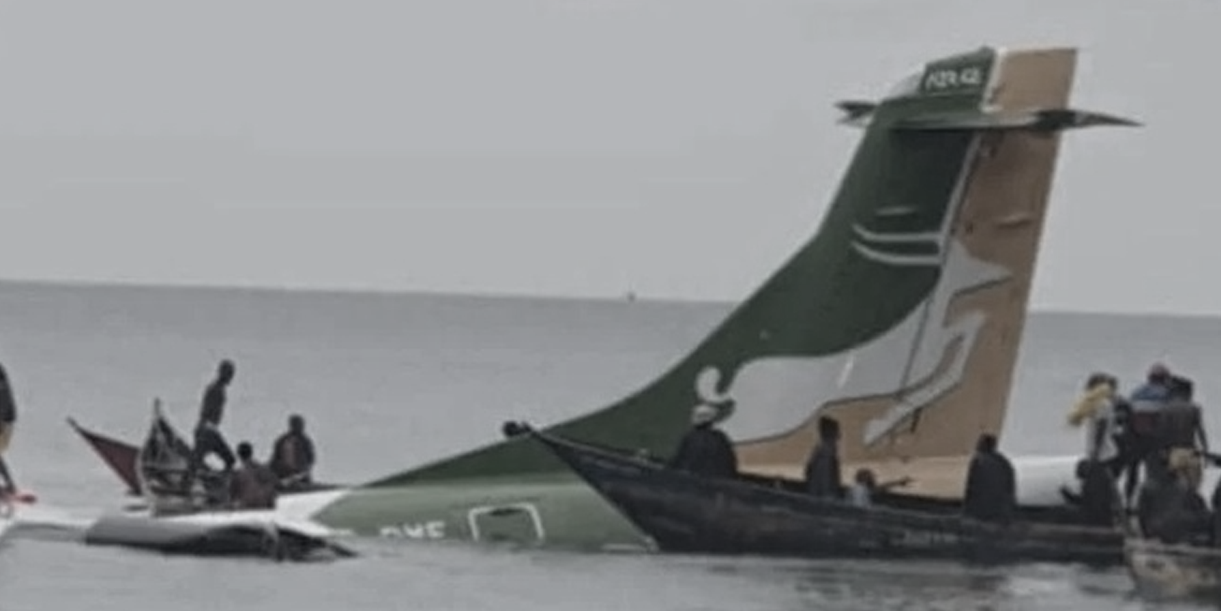 Korkunç kaza! Yolcu uçağı göle düştü!