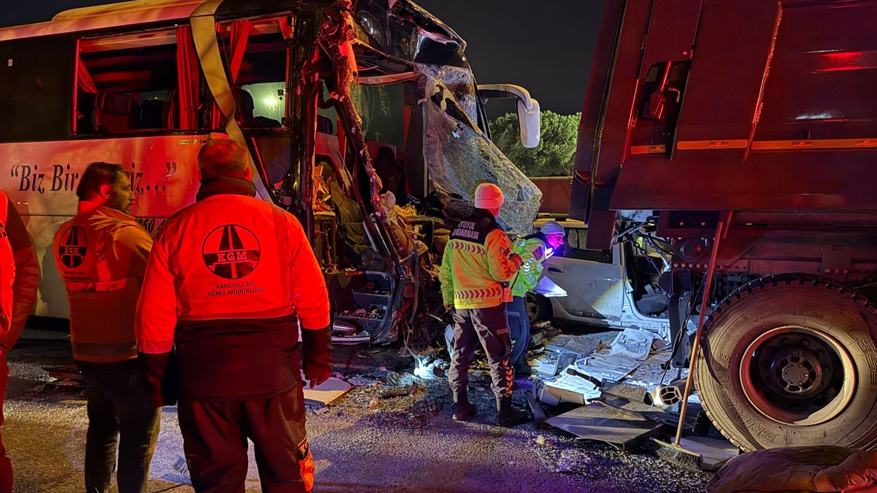 Korkunç kazada 1 kişi öldü! TEM’de dehşet anları