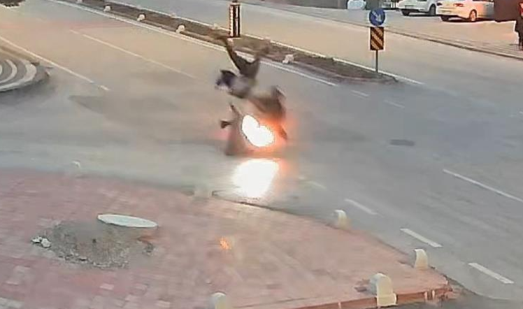 Korkunç kazanın görüntüleri ortaya çıktı: Motosiklet çarptı, metrelerce havaya uçurdu