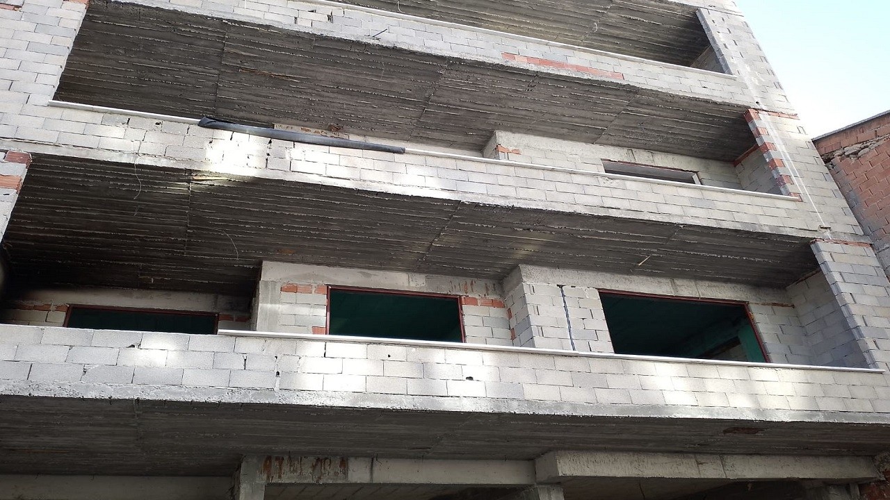 Korkunç olay! Arkadaşını 3. kattan attı