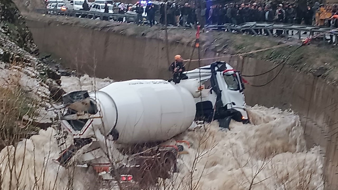 Korkunç olay! Beton mikseri dereye yuvarlandı