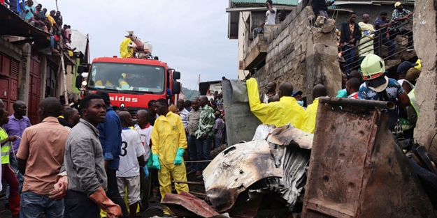 Korkunç olay: Evlerin üzerine yolcu uçağı düştü! Çok sayıda ölü var