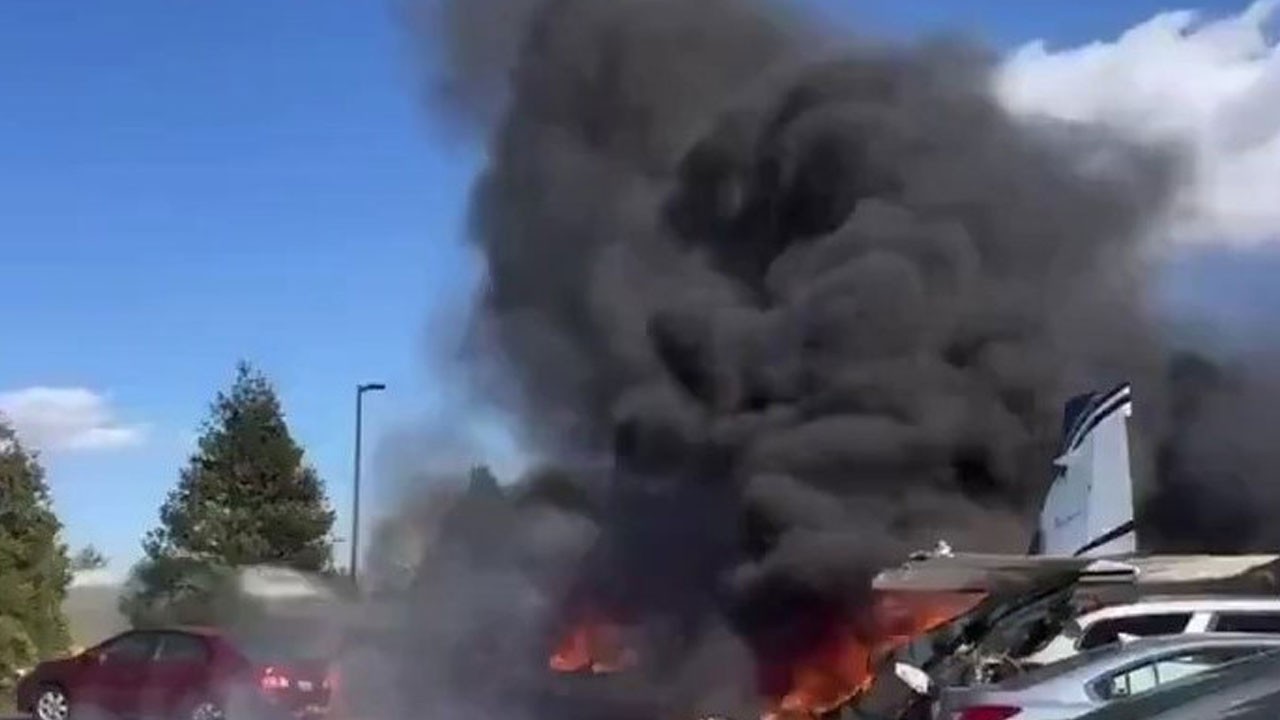 Korkunç olay! Uçak huzurevi otoparkına çakıldı