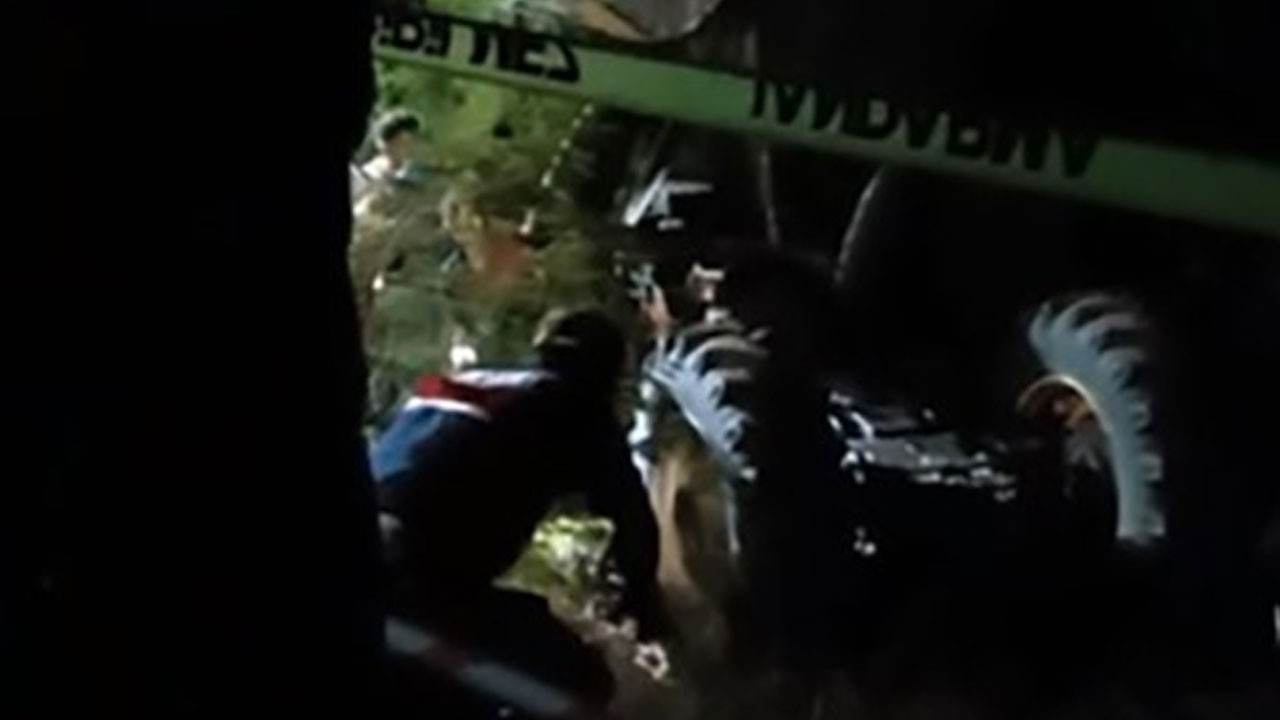 Korkunç ölüm! Devrilen traktörün altında kaldı