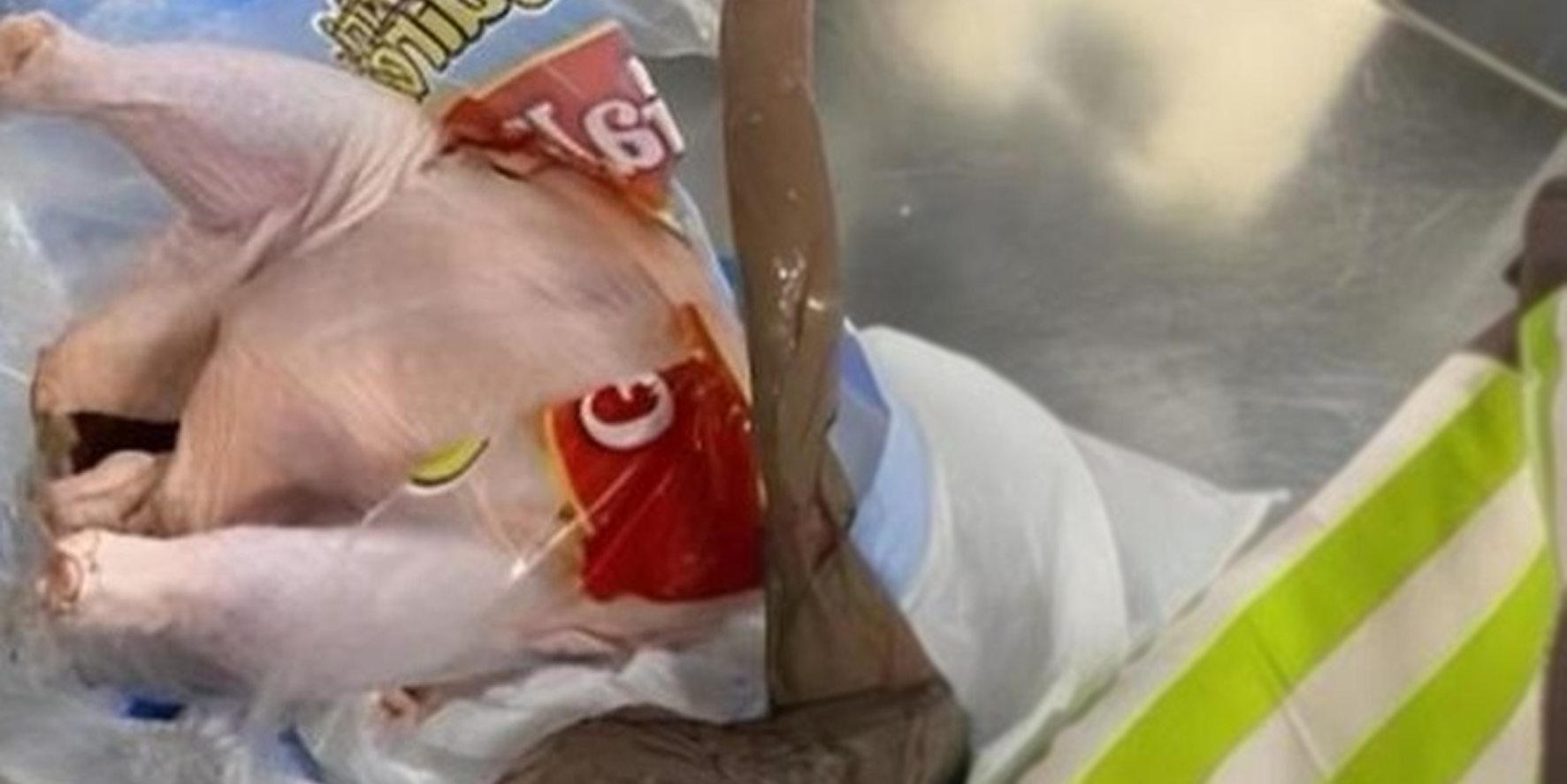 Korkunç plan: Çiğ tavuğa gizlenmiş silahla...