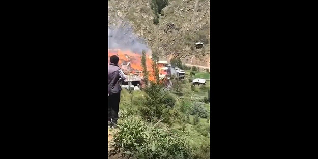 Korkunç yangına köylüler ve ekipler müdahale ediyor! Artvin'de çok sayıda ev alevlere teslim oldu