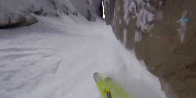 Korkusuz kayakçı öyle bir yerden kaydı ki.../VİDEO