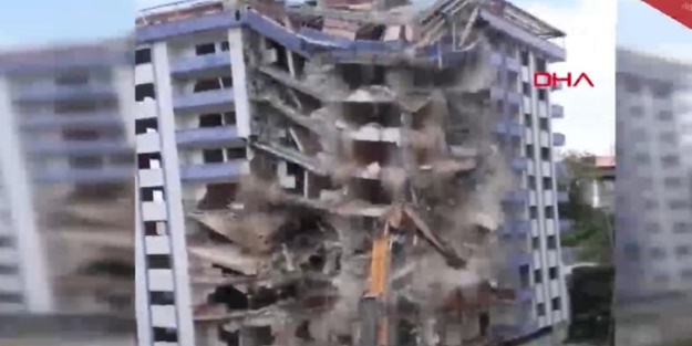 Korkutan anlar! Yıkımı yapılan bina aniden çöktü