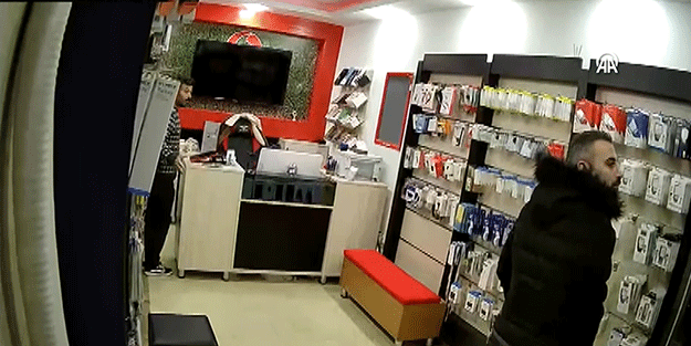 Korkutan deprem güvenlik kamerasına böyle yansıdı