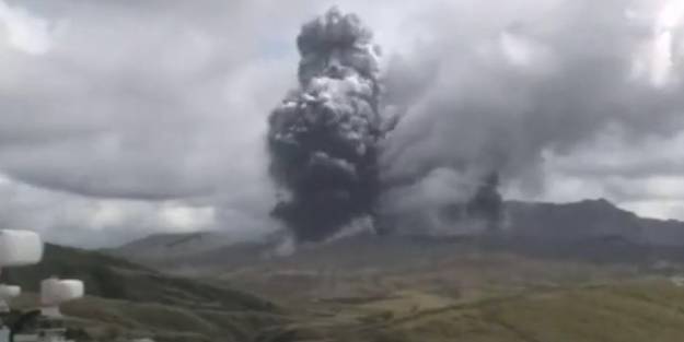 Korkutan görüntü! Yanardağ böyle patladı