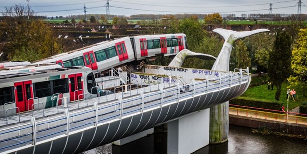 Korkutan olay: Tren metrelerce yükseklikte asılı kaldı!