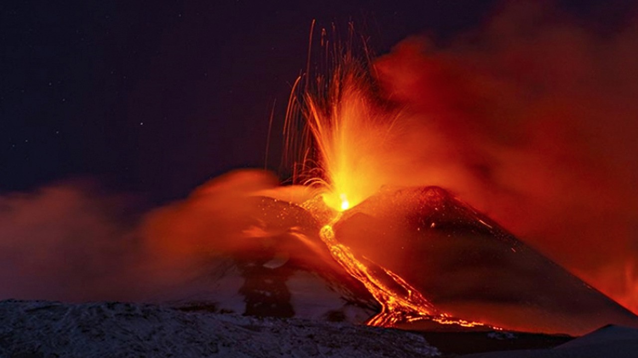 O ülkede o Yanardağı yoğun şekilde kül ve lav püskürttü