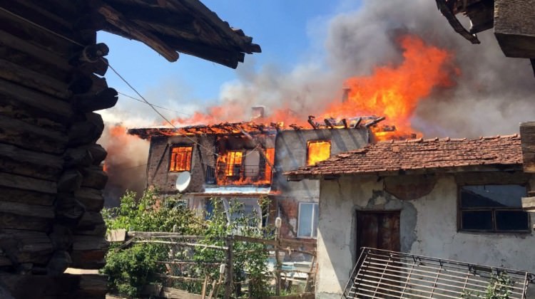 Korkutan yangın! Köyün yarısı kül oldu