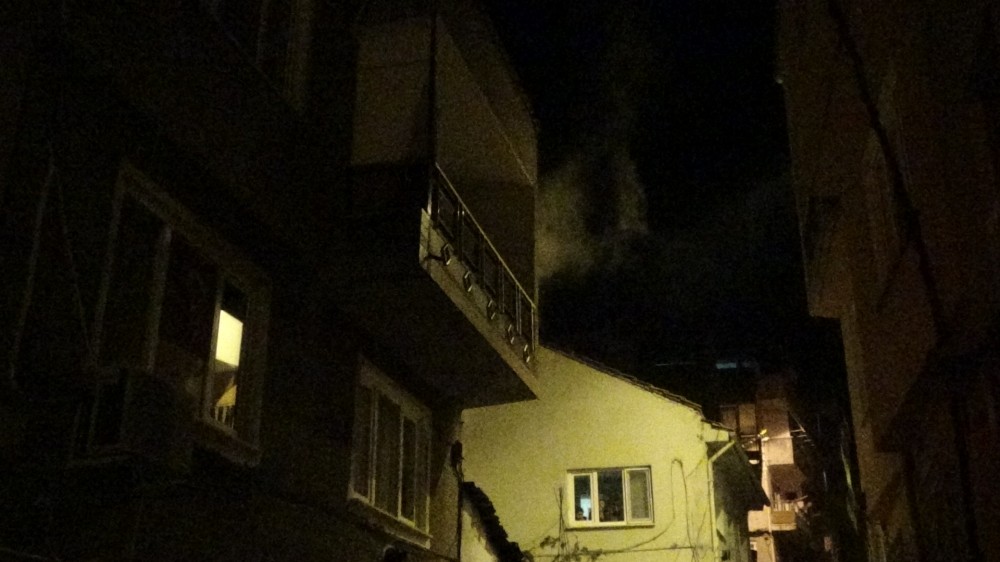 Korkutan yangın mahalle sakinlerini sokağa döktü 