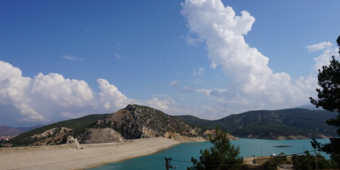 Sulama barajı buz tuttu