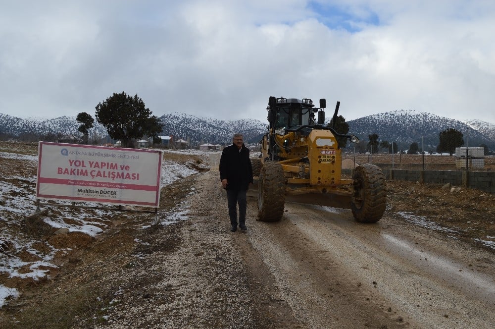 Korkuteli grup yollarında bakım onarım sürüyor 