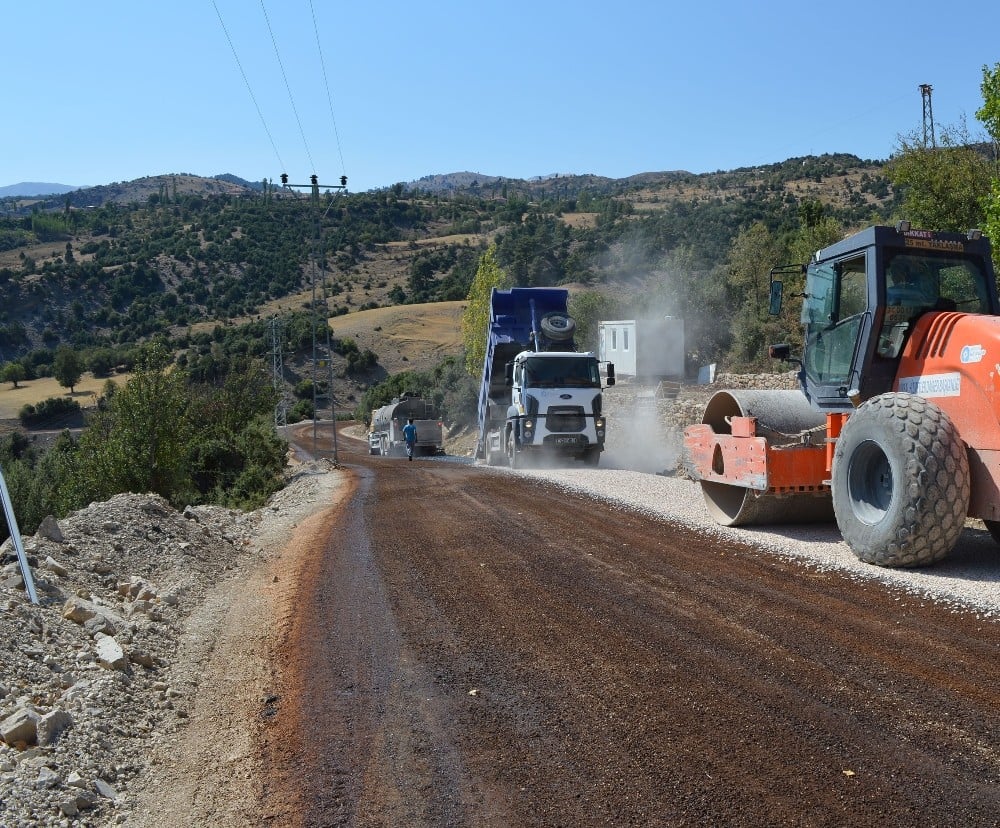 Korkuteli Güzle grup yolu asfaltlanıyor 