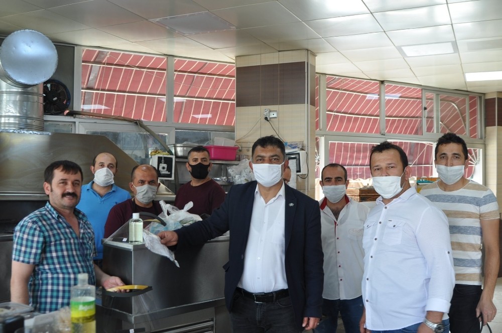 Korkuteli’nde bayram öncesi esnafa maske dağıtıldı 