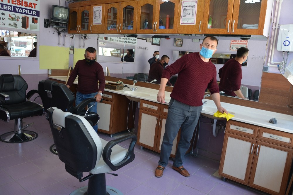Korkuteli’nde berber ve kuaförlerde yeni dönem hazırlığı 