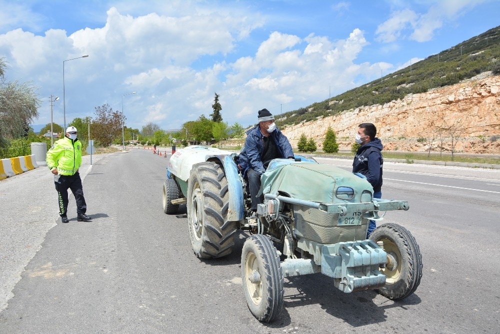 Korkuteli’nde cadde ve sokaklar kısıtlamanın 3’üncü gününde de boş kaldı 
