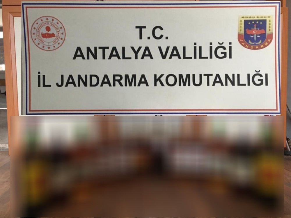 Korkuteli’nde kaçak içki ve eşofman ele geçirildi 