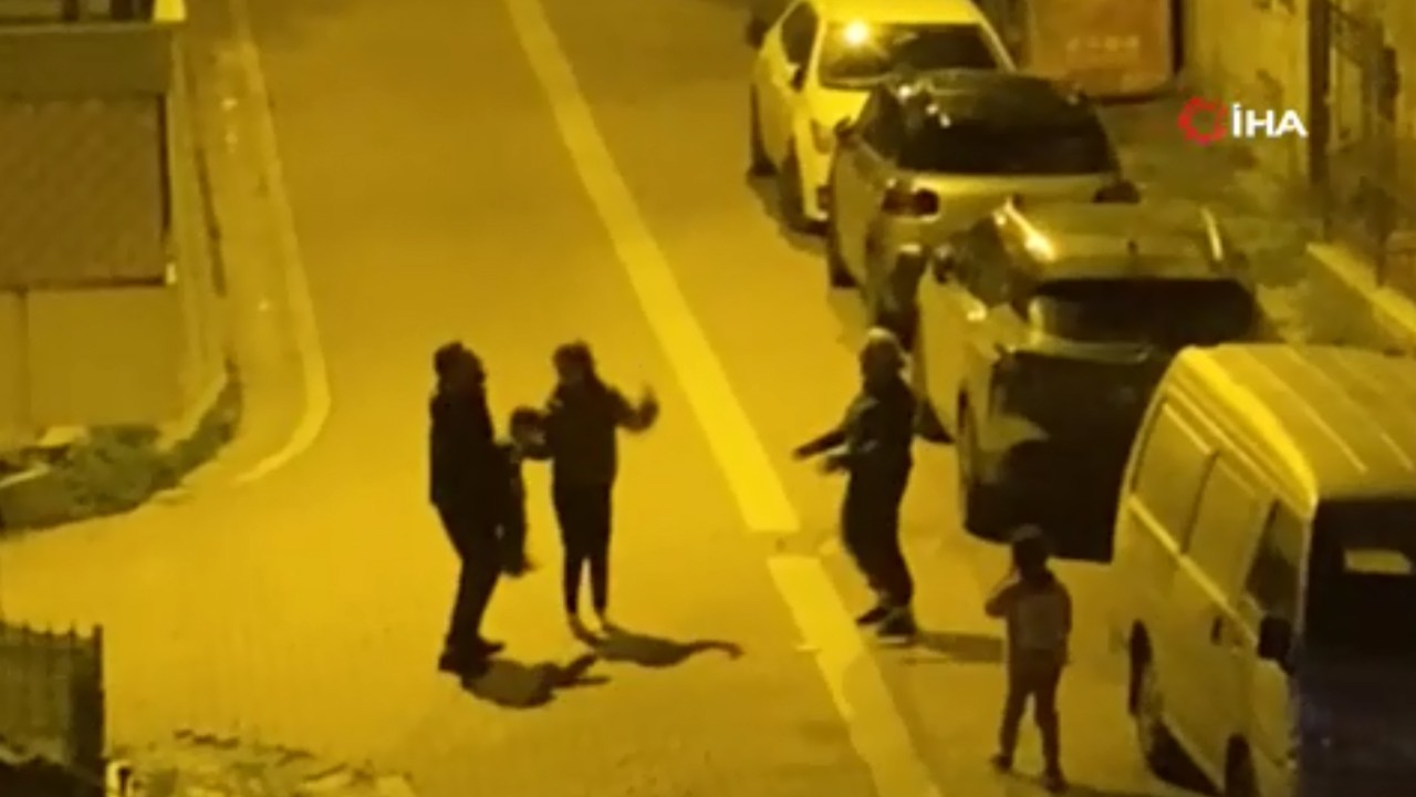 Korkutucu anlar kamerada! Boğazına yabancı cisim kaçan çocuğun yardımın mahalleli koştu