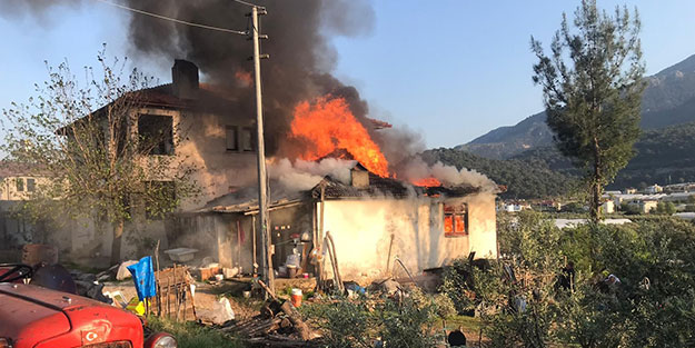 Korkuya neden olan yangın evi küle çevirdi