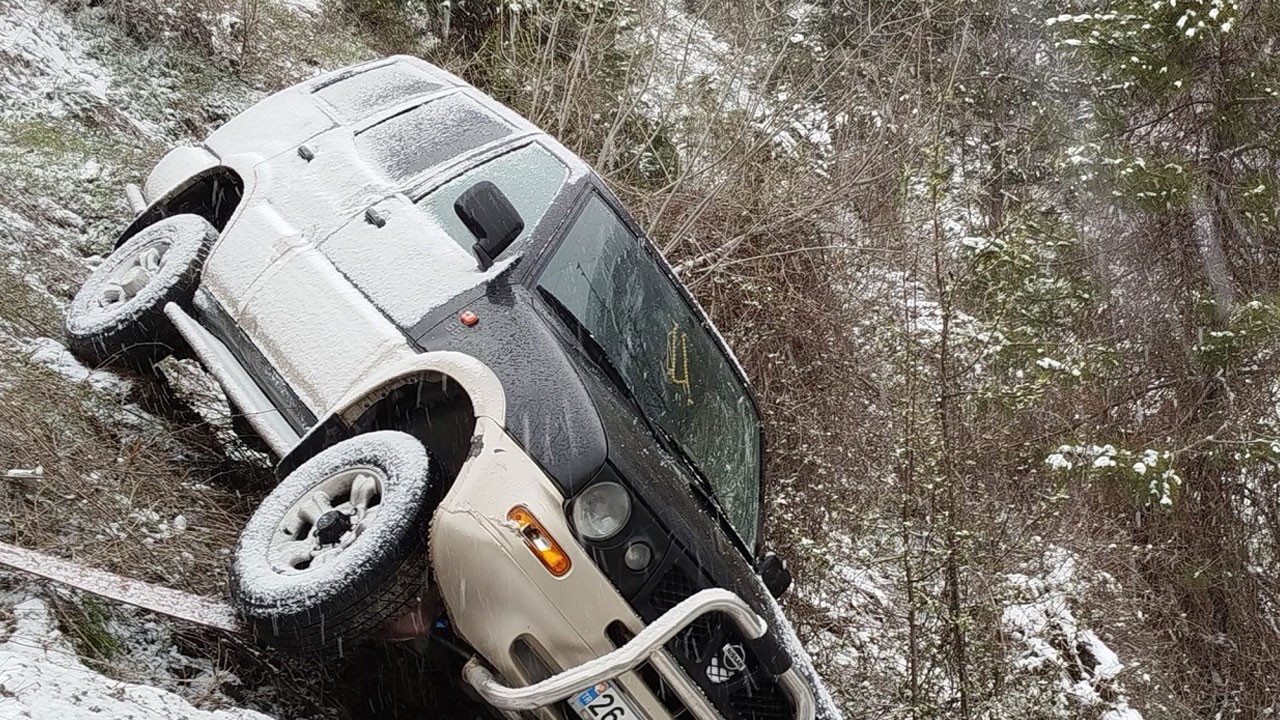 Korna hayat kurtardı! Sesi duyanlar sürücüyü cipten çıkardı