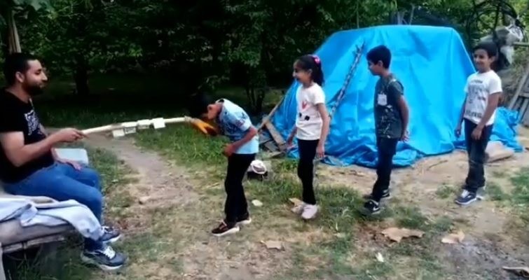 Korona bayramda el öpmeye engel olamadı 