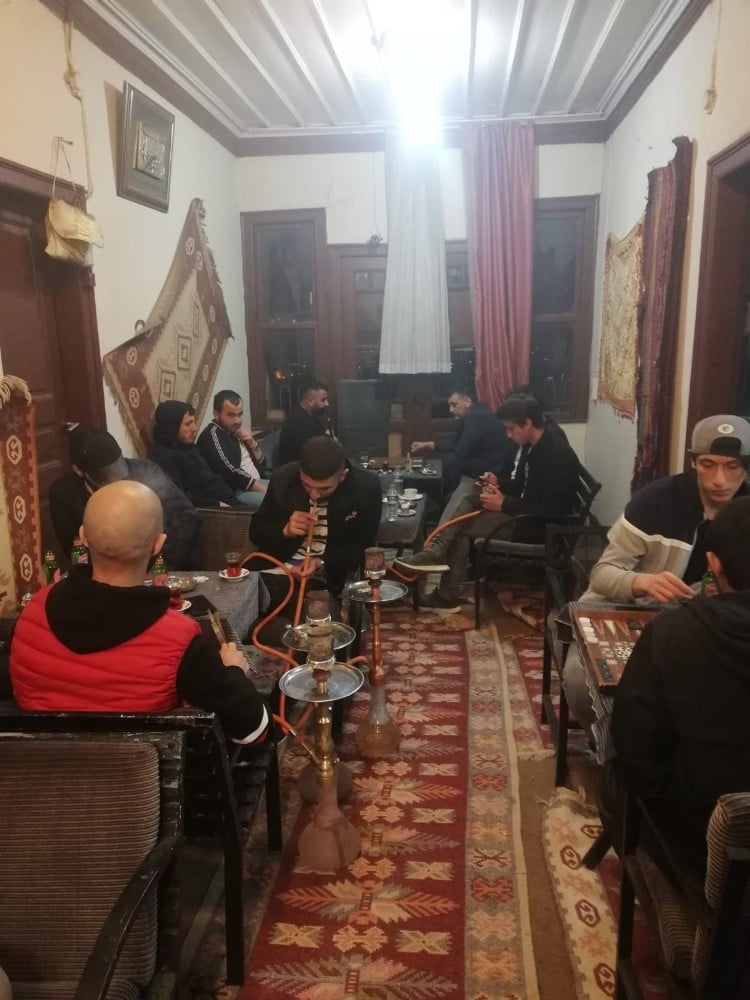 Korona da neymiş...Salgına rağmen nargile partisine polis baskını 